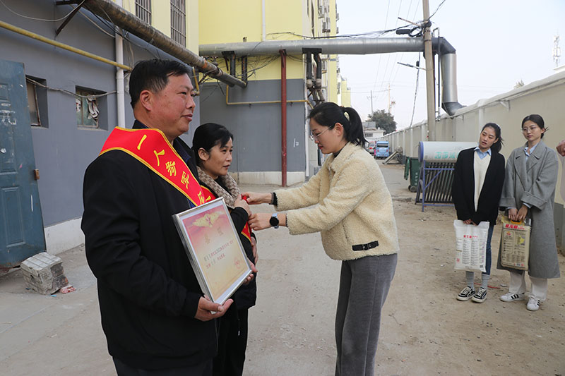 喜报送上门 立功获尊崇 ——汶上县开展关爱慰问立功军人家属活动