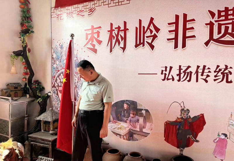 山亭区民政局综合服务中心主任赵联喜光临民俗文化记忆馆参观指导 山亭区民政局综合服务中心主任赵联喜光临民俗文化记忆馆参观指导