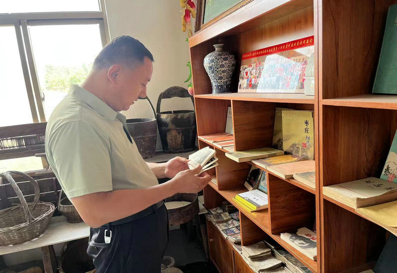 山亭区民政局综合服务中心主任赵联喜光临民俗文化记忆馆参观指导 山亭区民政局综合服务中心主任赵联喜光临民俗文化记忆馆参观指导