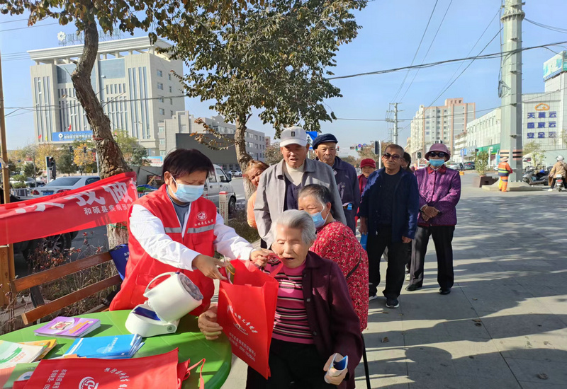 和硕县卫健委开展关爱老人义诊活动 和硕县卫健委开展关爱老人义诊活动