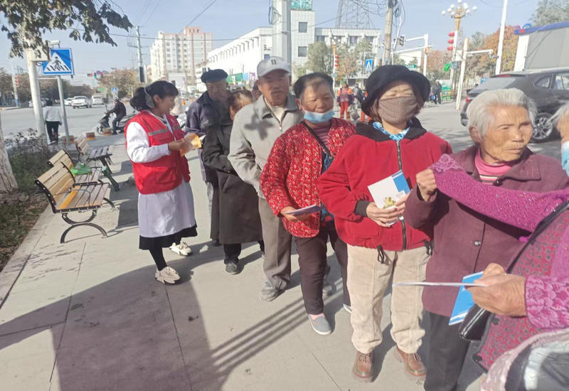 和硕县卫健委开展关爱老人义诊活动 和硕县卫健委开展关爱老人义诊活动