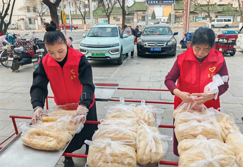 巾帼展风采,爱心暖港城! 巾帼展风采,爱心暖港城!