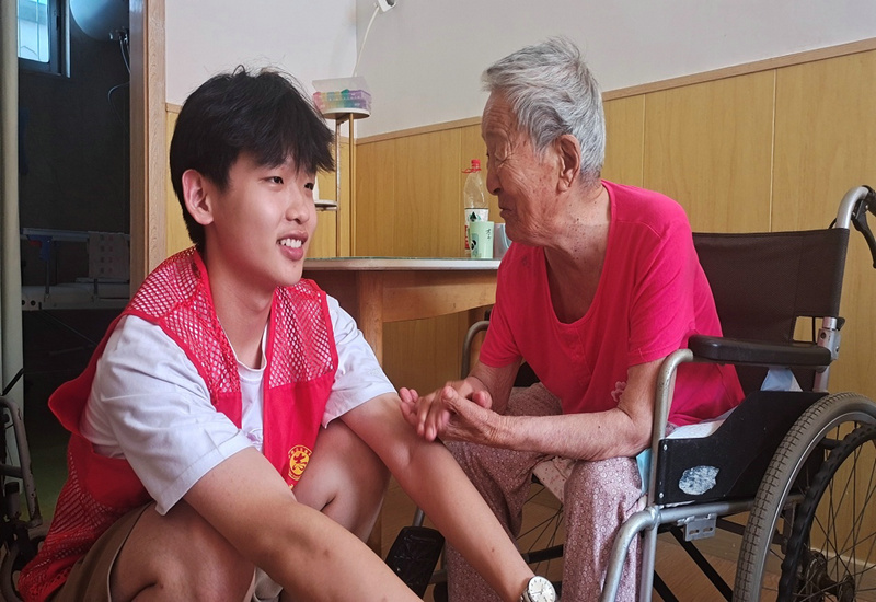 青春力量暖夕阳:山东东营九名高中生暑期为寸草心养老院种植200棵冬青并开展全面清扫 青春力量暖夕阳:山东东营九名高中生暑期为寸草心养老院种植200棵冬青并开展全面清扫