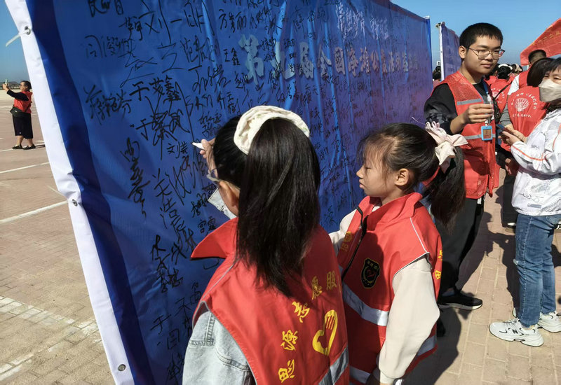 净滩护岸,共筑蔚蓝———第九届全国净滩公益活动。 净滩护岸,共筑蔚蓝———第九届全国净滩公益活动。