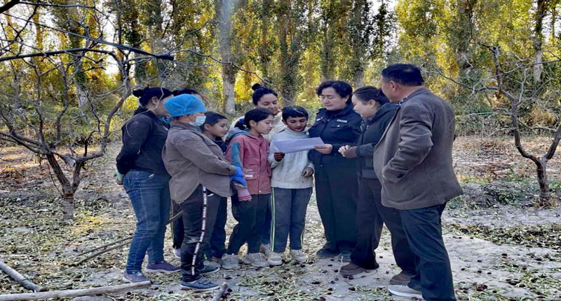 且末县司法局各基层司法所开展田间普法宣传活动