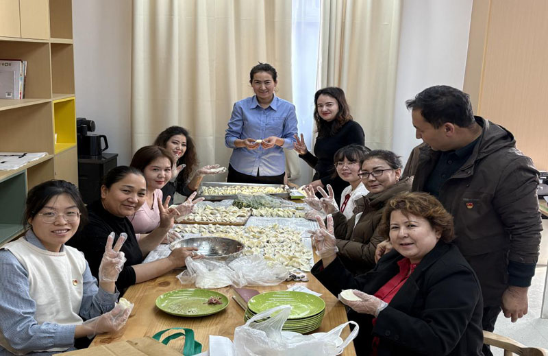 温宿镇柯柯牙社区:情暖冬至 饺香传情