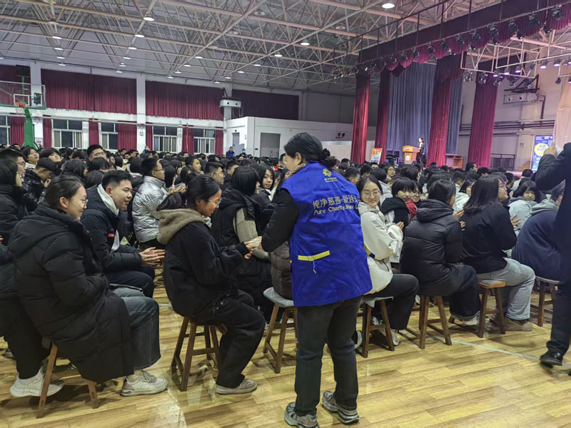 “防艾”宣传做志愿,用爱点亮心之光