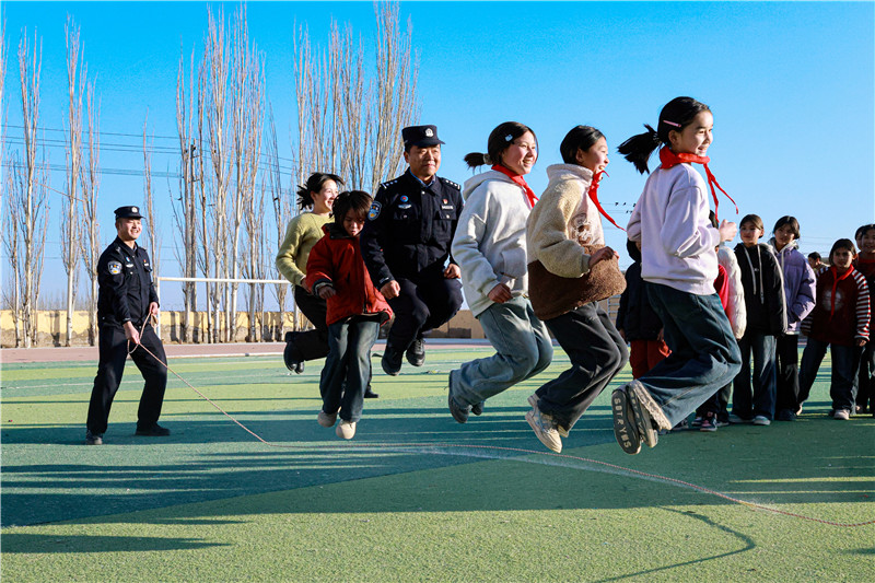 ������ӰůУ԰ ��Уͬ��ӭ��110��