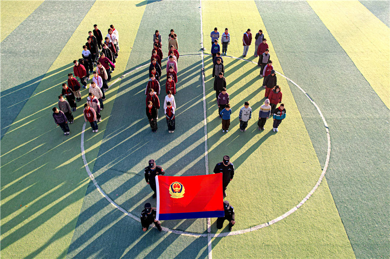 ������ӰůУ԰ ��Уͬ��ӭ��110��