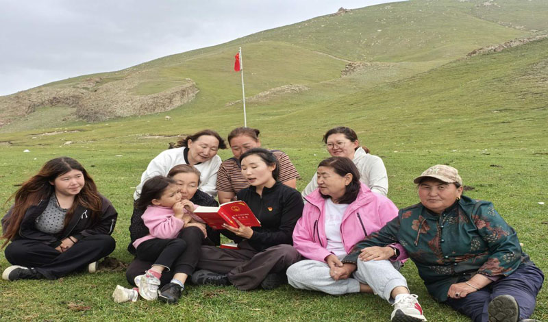 “马背宣讲”润民心 政策春风暖草原