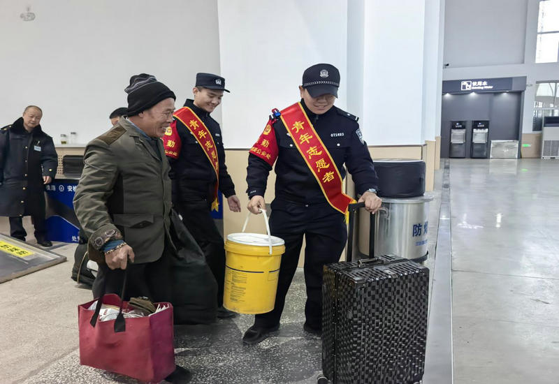 雷锋精神映警徽 温情服务暖旅途——济南铁路公安处邹城站派出所组织青年民警开展学雷锋志愿服务活动