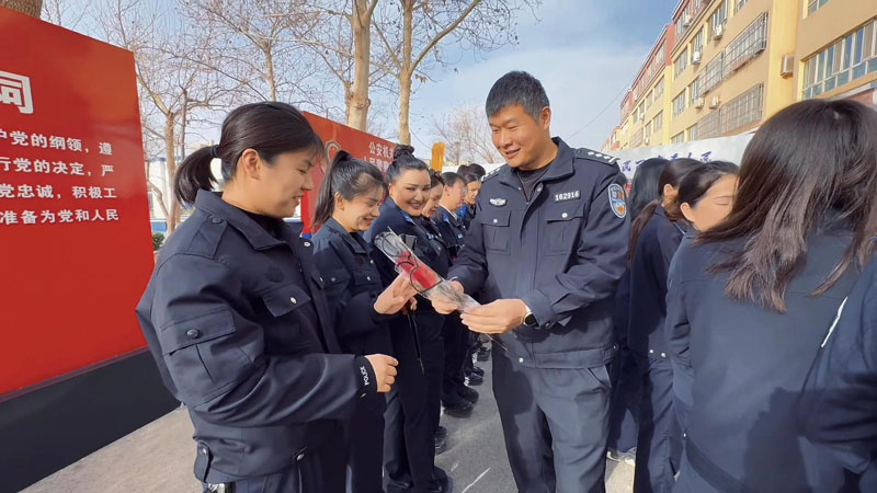 铿锵玫瑰 绽放警营——巴楚公安开展庆祝“三八”妇女节系列活动