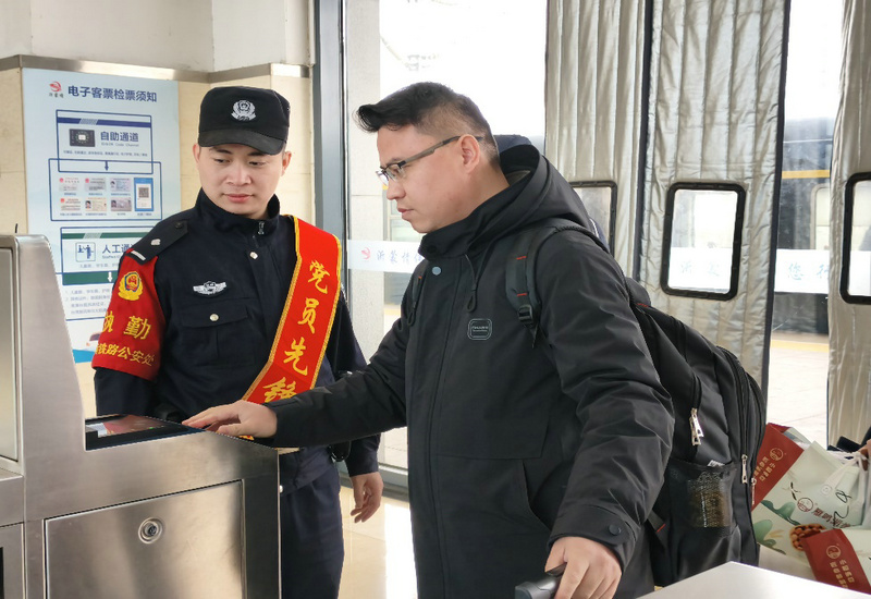 忠诚守岗护出行 温情服务保平安