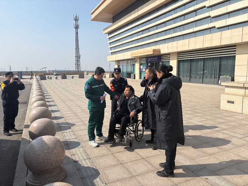 暖心救助!日照西所民警紧急出手,守护突发疾病旅客平安!