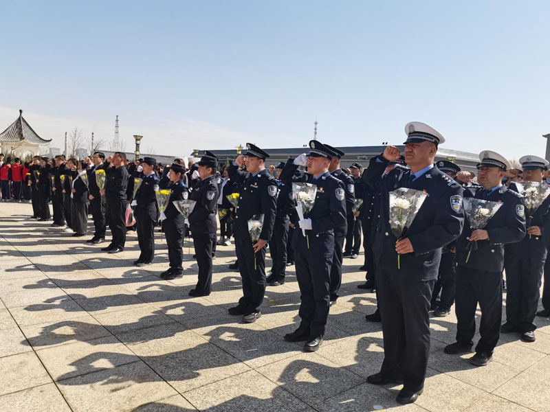 追思英烈守初心——库尔勒公安多形式开展清明节祭英烈活动