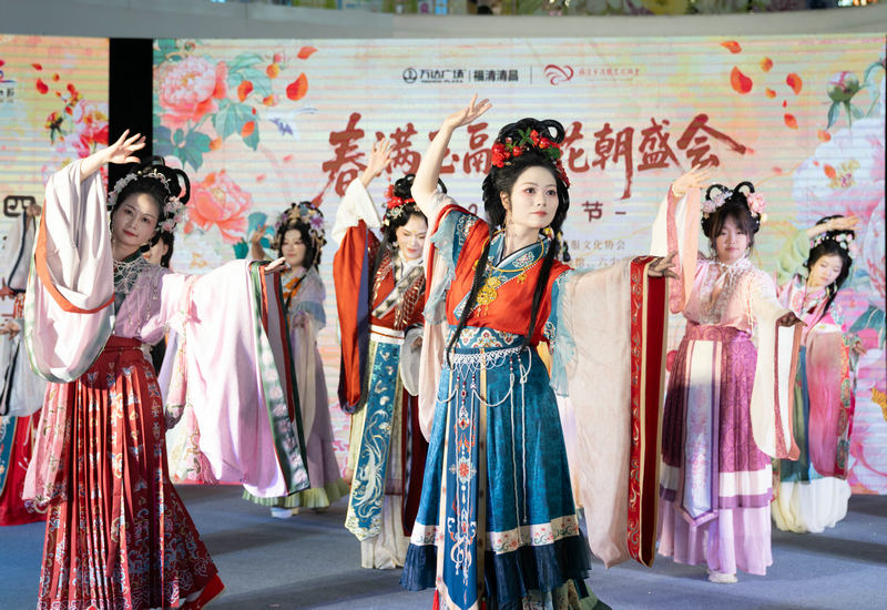 ���庺��:�������ڣ�����ʢ�������Ľ츣�廨��ʢ�������չ�