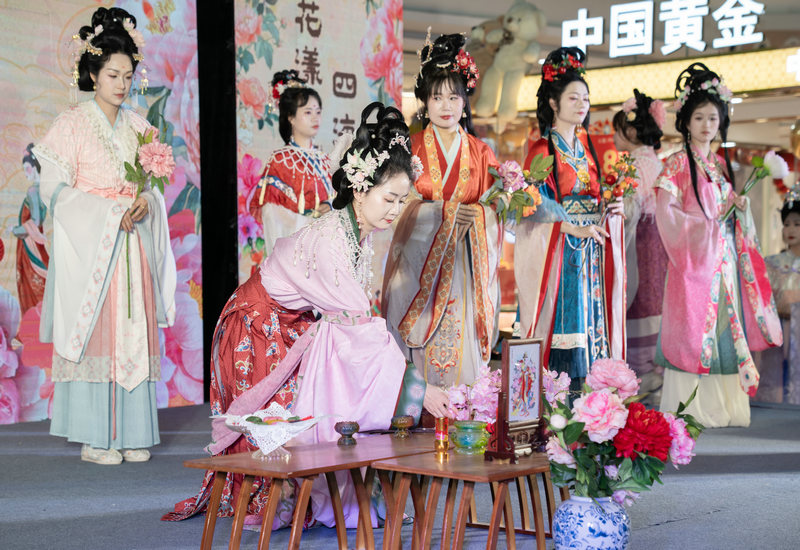 ���庺��:�������ڣ�����ʢ�������Ľ츣�廨��ʢ�������չ�