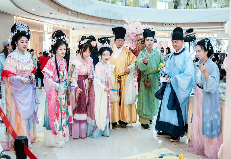 ���庺��:�������ڣ�����ʢ�������Ľ츣�廨��ʢ�������չ�