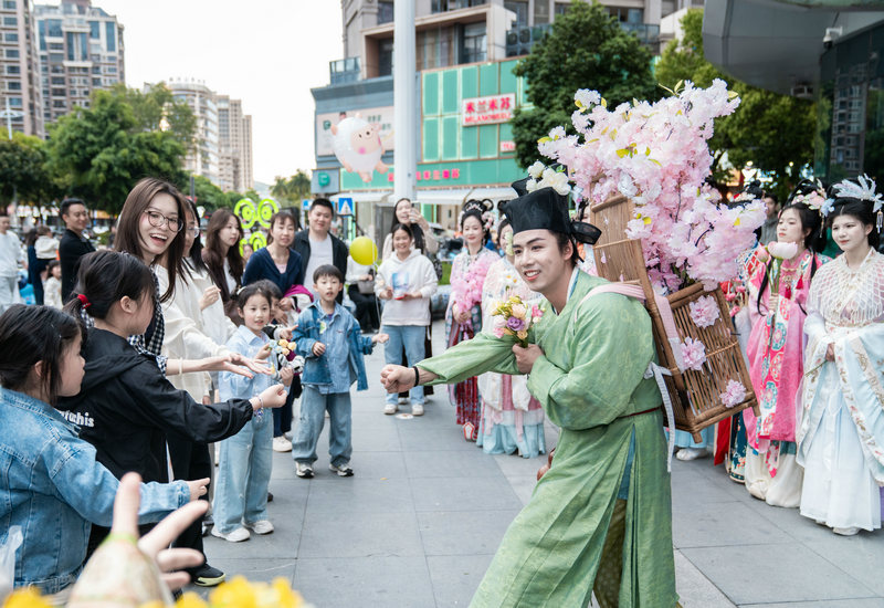 ���庺��:�������ڣ�����ʢ�������Ľ츣�廨��ʢ�������չ�