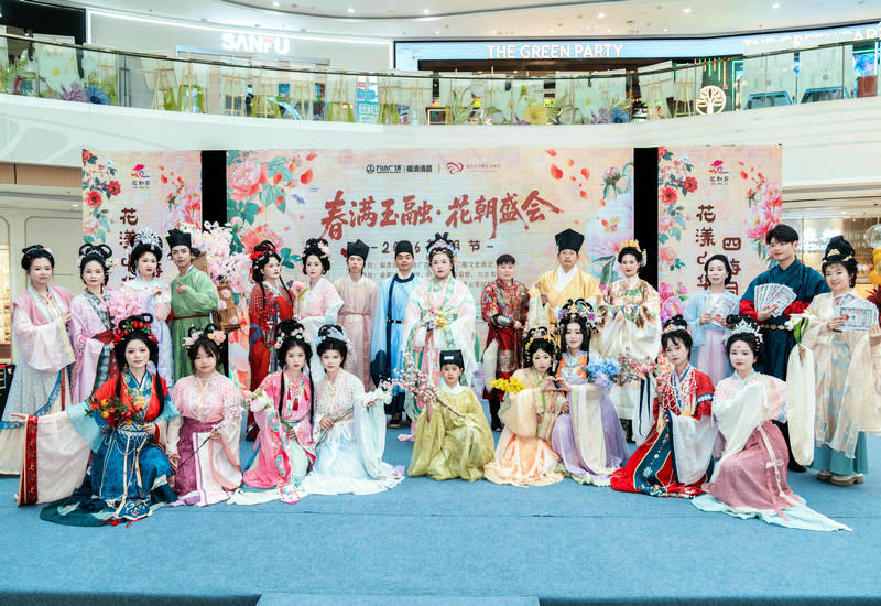 ���庺��:�������ڣ�����ʢ�������Ľ츣�廨��ʢ�������չ�