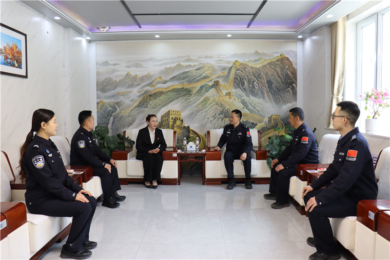 �½����ݣ����������ᡱ�����¶�־ ���ر߾�һ�߼�����