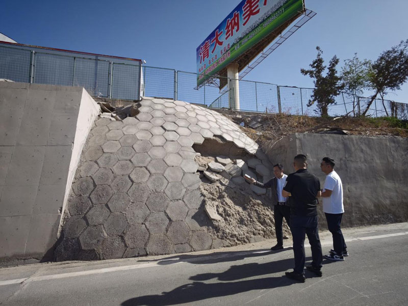 库尔勒市交通运输局开展龙山立交附近路面安全隐患专项排查