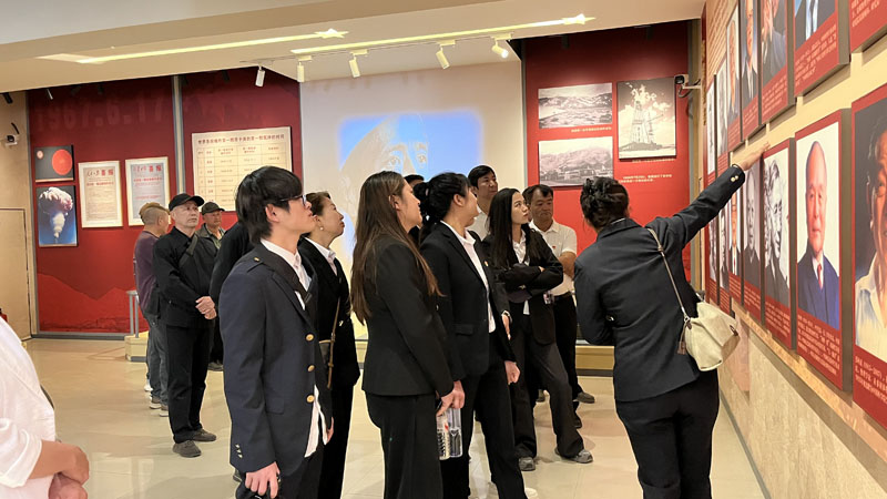 �����򣺡�׷Ѱ��ɫ�㼣 ������������