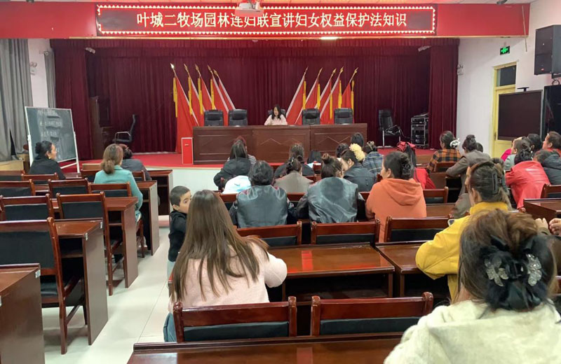 叶城二牧场园林连妇联开展普法入户零距离宣传活动