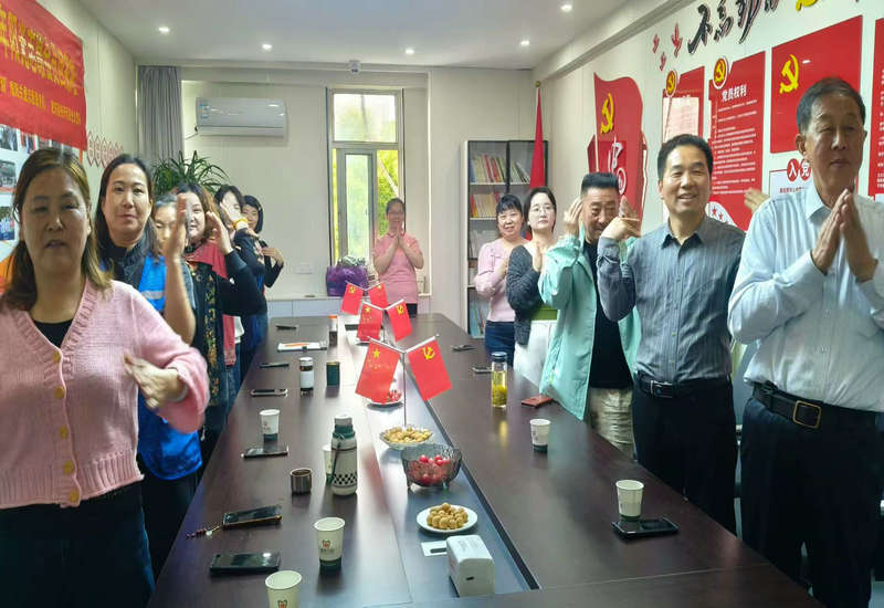 ־Ըͬ�ľ�ů��  Я�ֹ����Ҹ���