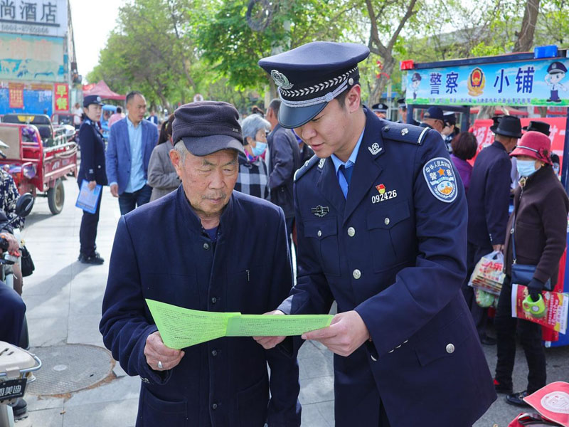 和硕公安:宪法宣传进市场 法治理念入民心