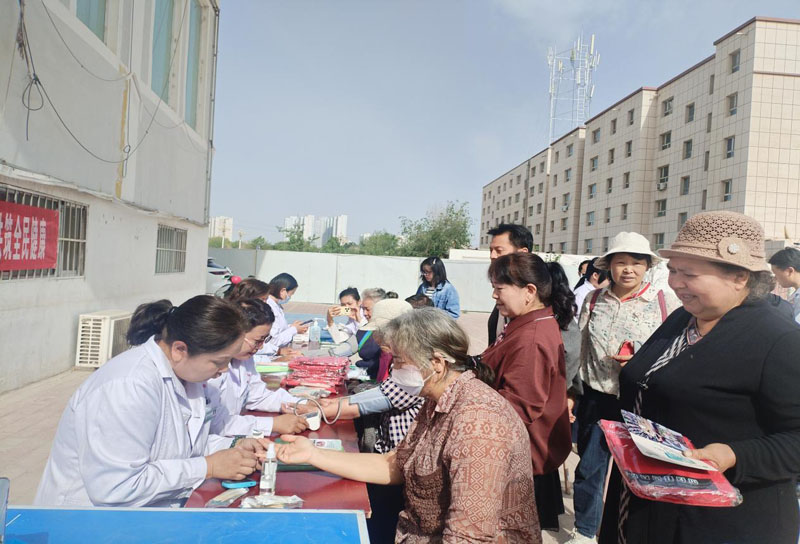 焉耆县卫健委开展全民营养周进社区宣传科普活动