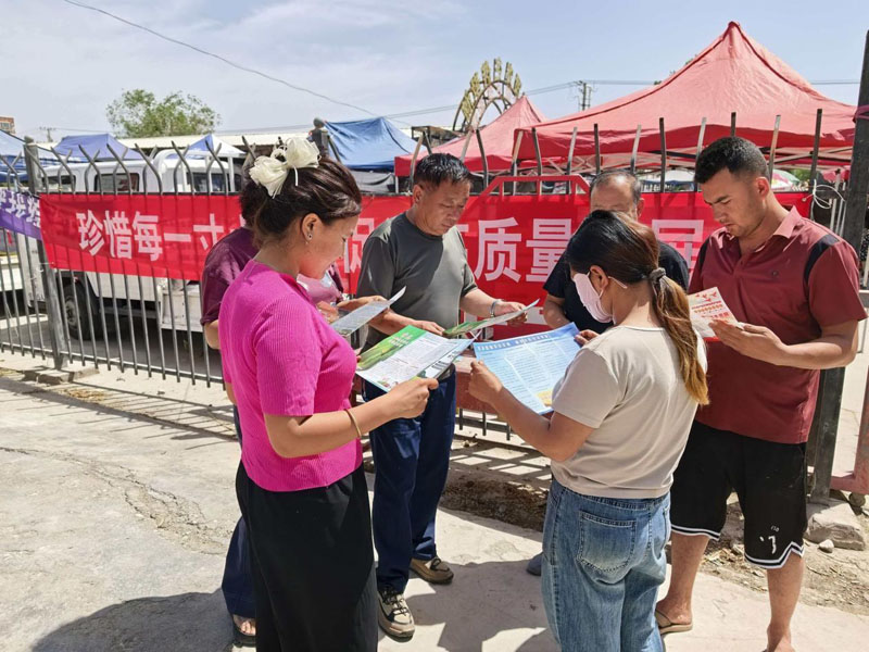 和硕县新塔热乡开展第36个全国土地日宣传活动