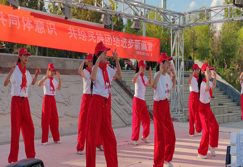 “双节”同庆聚民心 民族团结暖人心和硕县卫健系统联合文化社区开展“民族团结一家亲联谊”活动